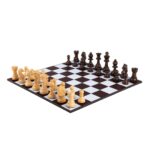 conjunto de ajedrez de madera con tablero plegable marron